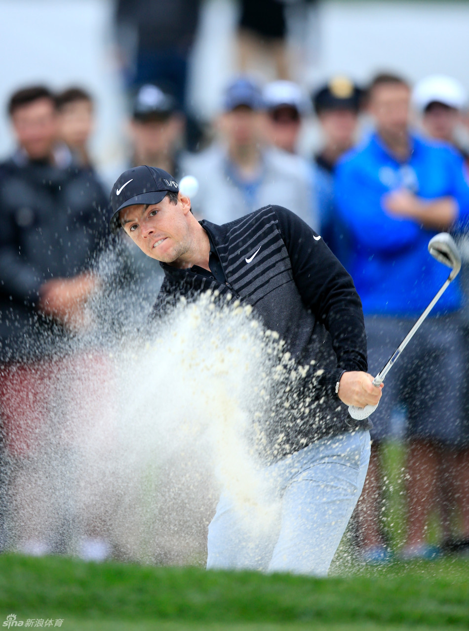 小麦在果岭上俯身观察推杆线路，神情专注如猎手，决胜时刻已然来临