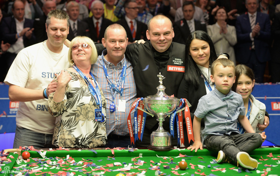 宾汉姆全家与奖杯合影