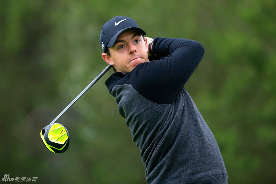 麦克罗伊在球道上自信满满地准备关键一击，目光锐利锁定远方果岭