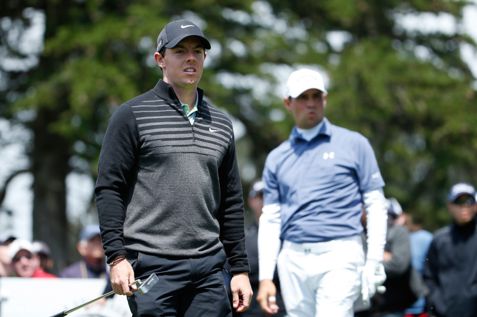 夺冠后的麦克罗伊展露标志性开心笑容，阳光与奖杯映照着他胜利的喜悦