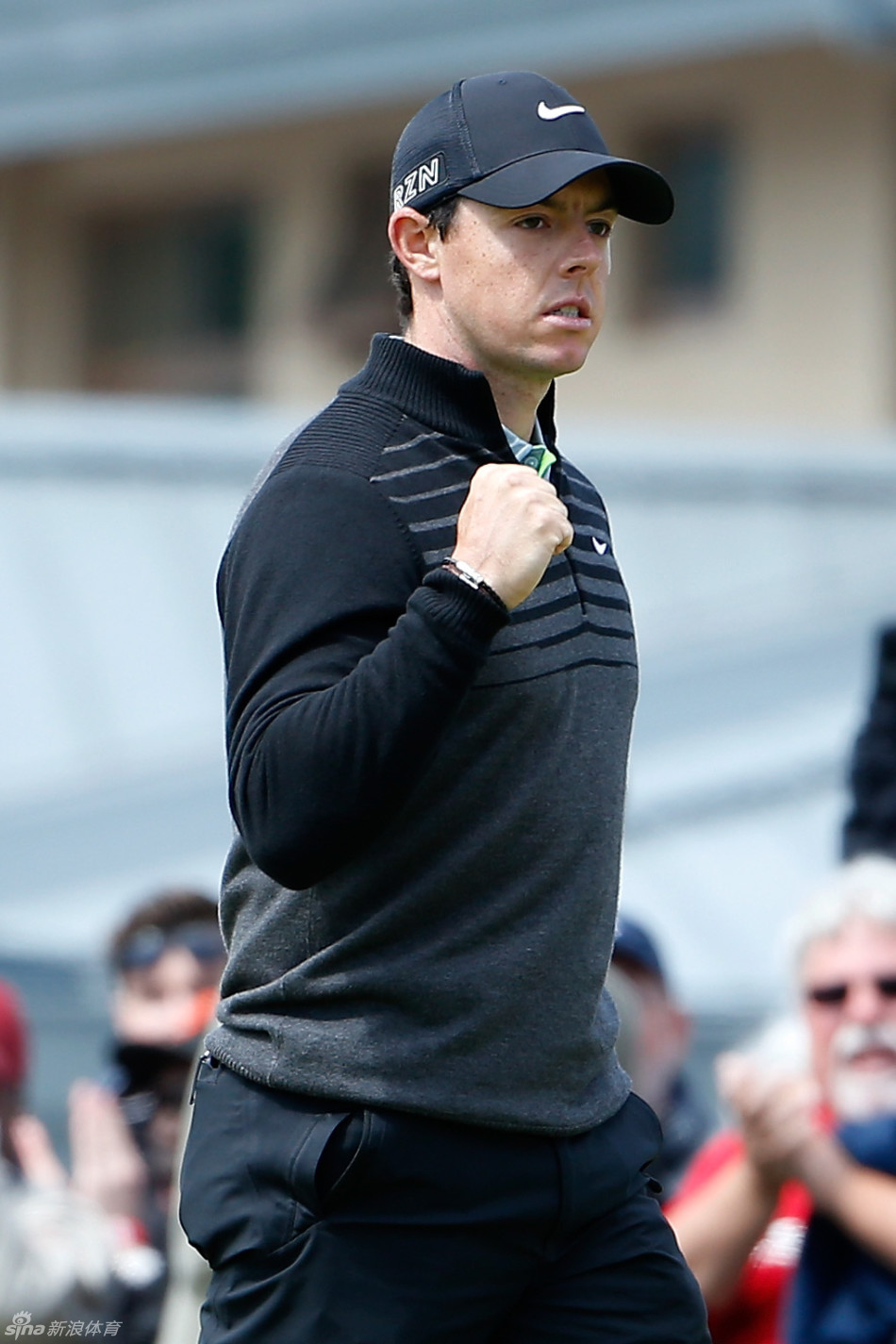 麦克罗伊推入制胜一推后激动挥拳庆祝，尽显冠军的霸气与激情