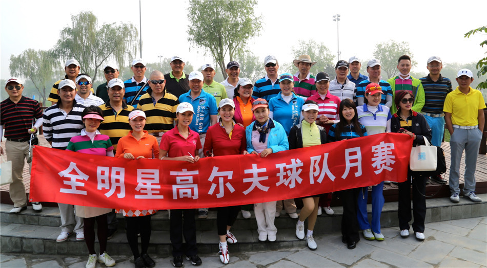 赛事开启前，队员们齐聚在签到背景板前，脸上洋溢着春日般明媚的笑容，留下了一张珍贵的集体合影。