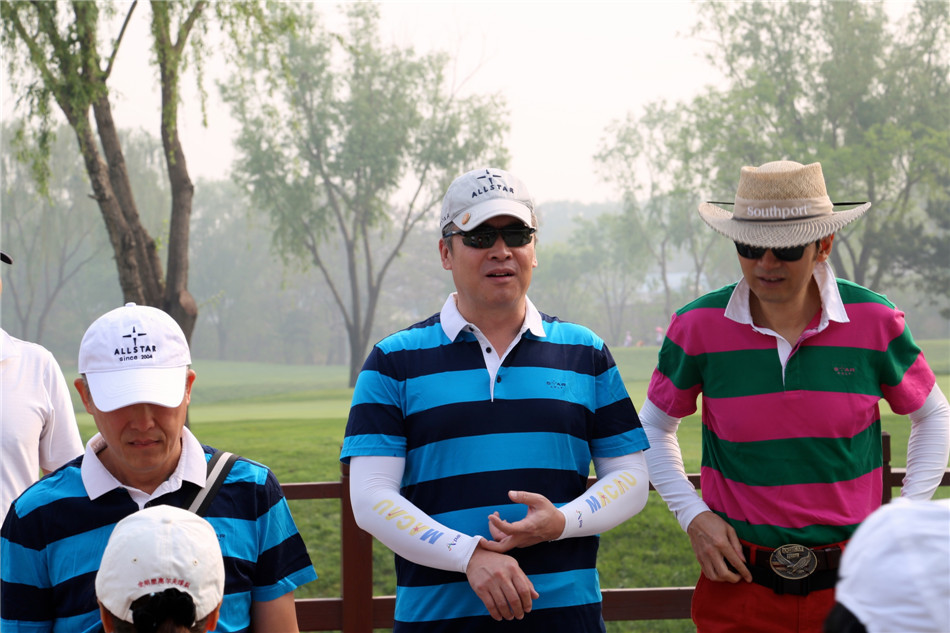 绿草如茵的练习场上，一位女球员正全神贯注地进行赛前热身，她的目光追随着小白球的轨迹，姿态优雅而有力。