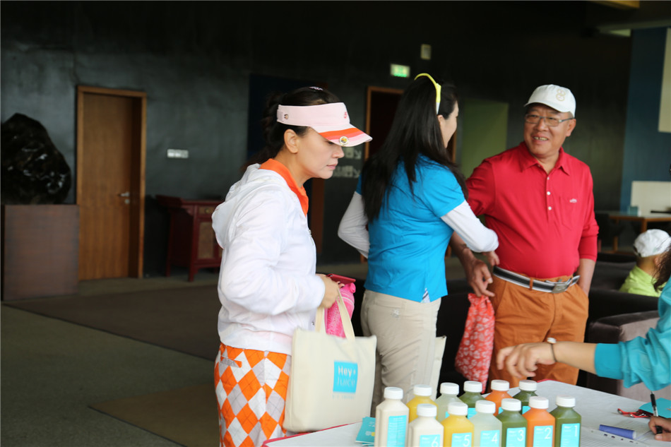 球员郭昕在发球台做出标准的全挥杆动作，球杆挥出一道完美的圆弧，力量与技巧在这一刻凝聚于一点。