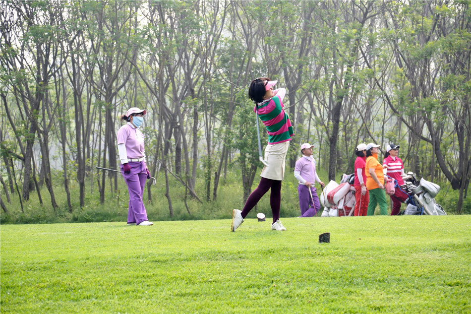 颁奖晚宴上，幸运抽奖的获奖者正从嘉宾手中接过奖品，脸上写满了惊喜与开心，周围是朋友们祝贺的掌声与笑声。