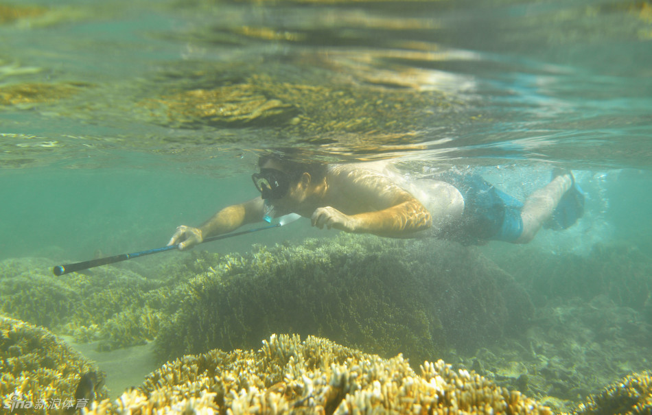卡勒姆·理查德森在练习轮中完成一次漂亮的沙坑救球，沙粒飞溅的瞬间与身后宁静的海面形成动与静的奇妙对比。