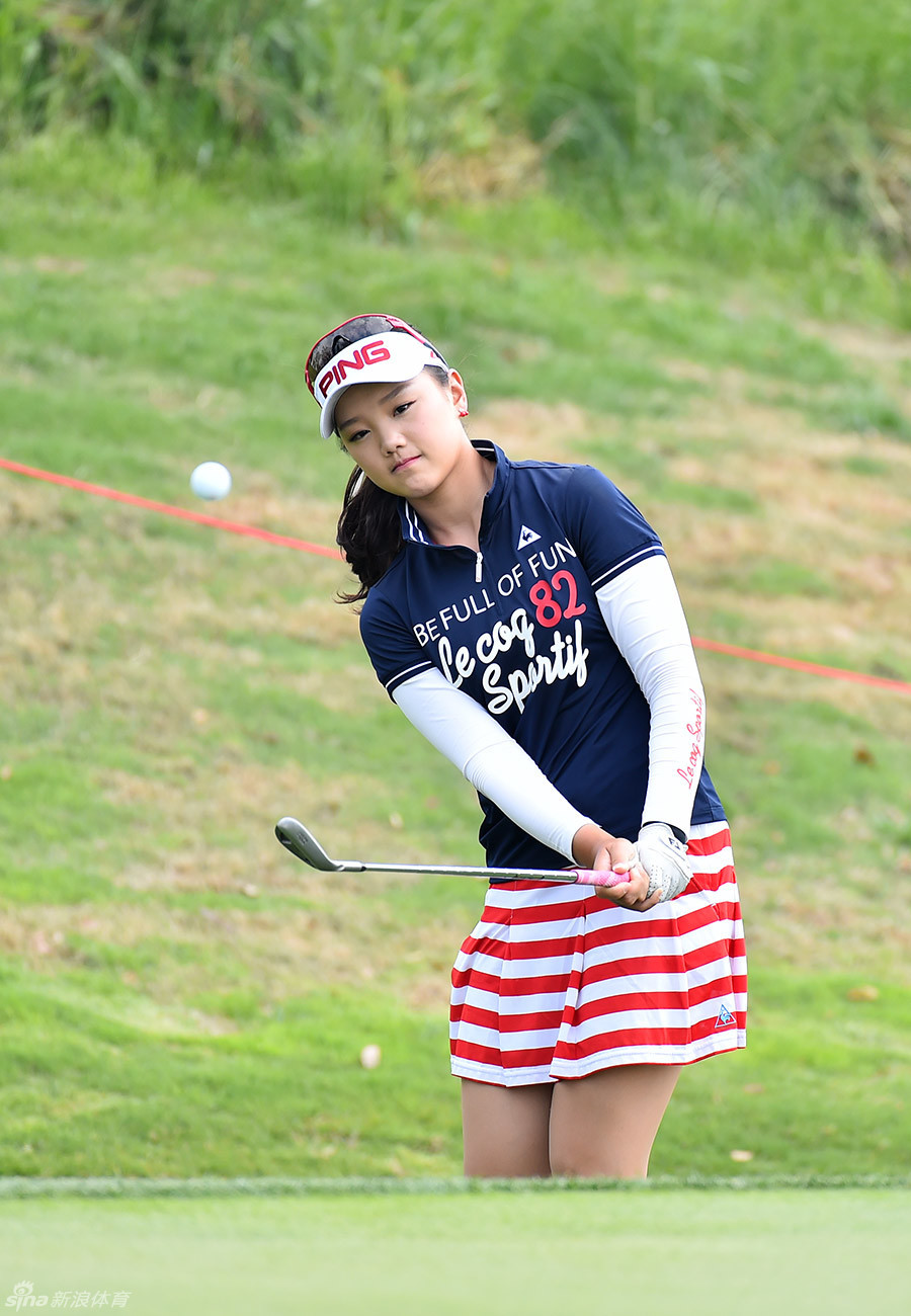 石昱莉在赛场上自信挥杆，小白球在空中划出一道优美的弧线
