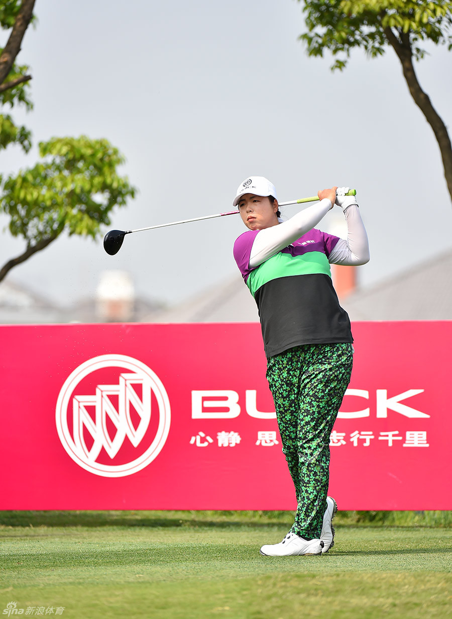 冯珊珊在果岭边沉稳观察推杆线路，展现了大满贯冠军的严谨与风范。