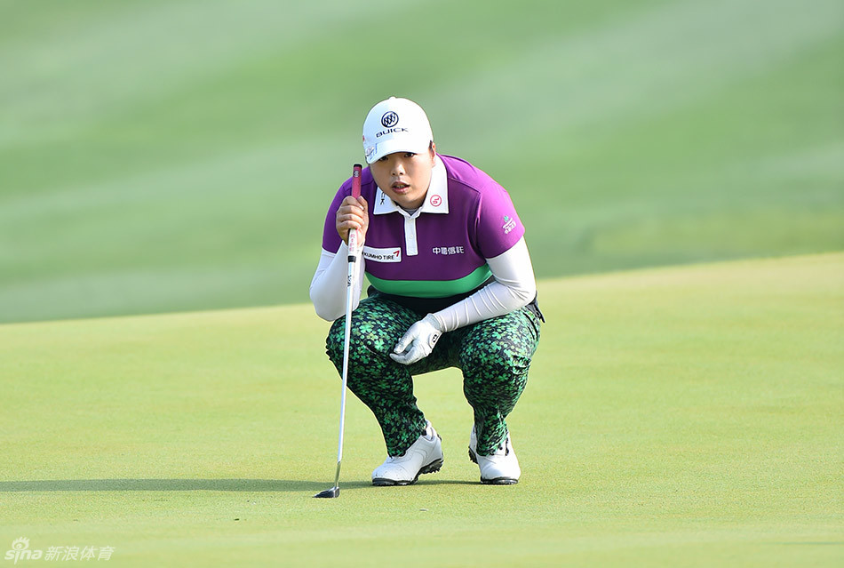 冯珊珊在比赛中专注地执行击球，场边观众的倒影映衬在平静的水面上。