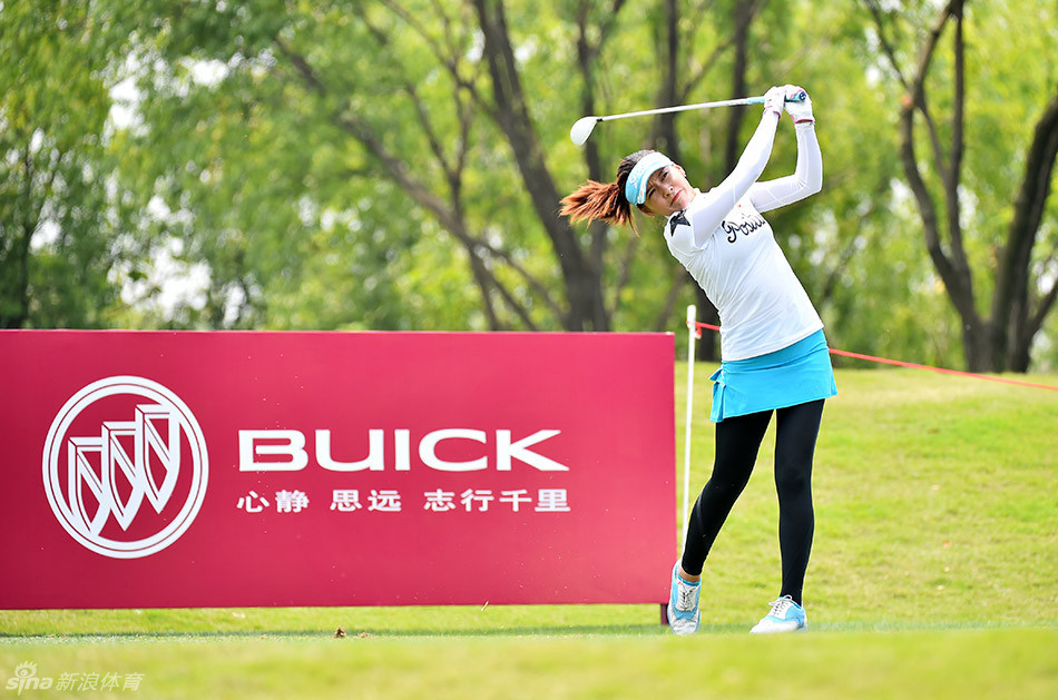 石昱婷挥手向观众致意，脸上洋溢着阳光般灿烂的笑容。