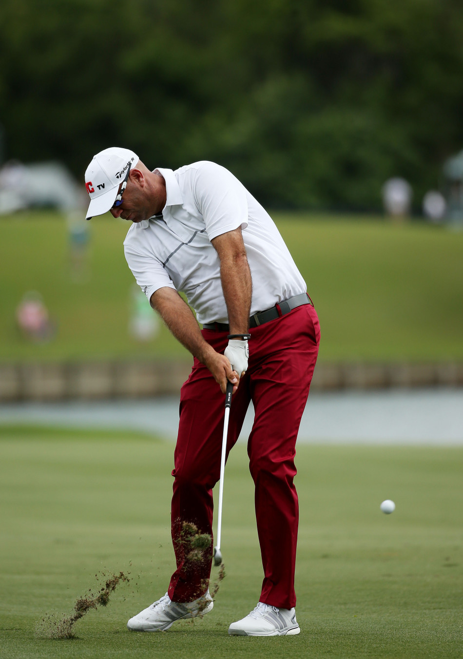 斯图尔特全神贯注于击球瞬间,身体力量与挥杆弧线完美结合