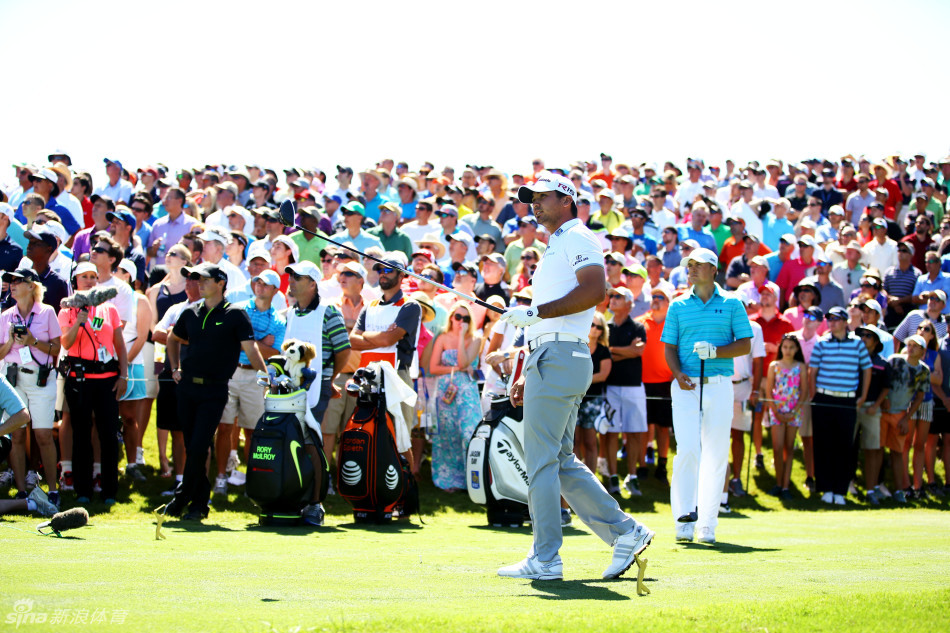 瑞奇·福勒在球迷欢呼中自信开球，其鲜明的个人风格和稳定的赛场表现让他拥有大量年轻拥趸。