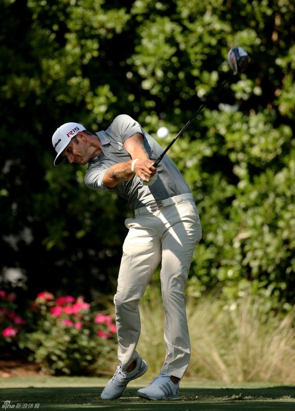 西班牙名将加西亚在开球瞬间，身体扭矩拉满，眼神专注，展现出拉丁球手特有的激情与细腻技术。