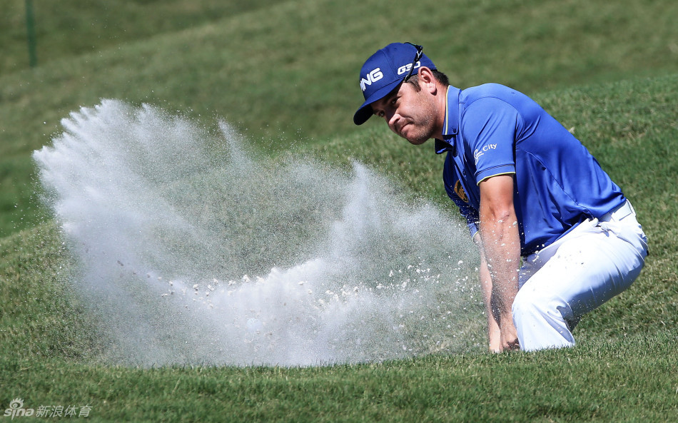 瑞奇·福勒向全场观众挥手致意，橙色装扮明亮夺目，瞬间拉近了他与球迷之间的距离。