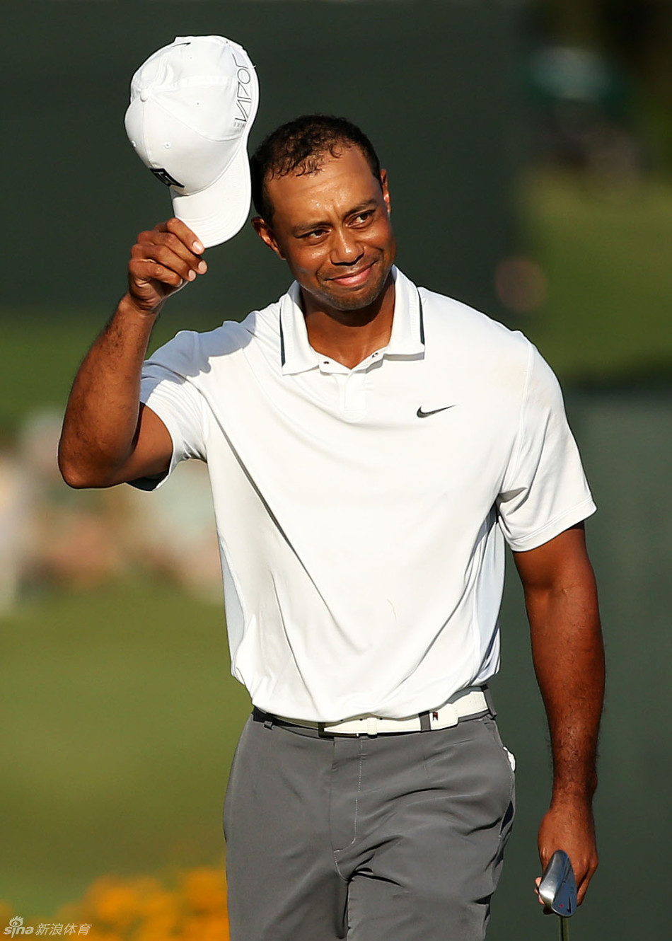 美国长打名将达斯汀·约翰逊全力挥动一号木，动作充满爆炸性的力量，展现其作为‘大炮手’的典型风格。