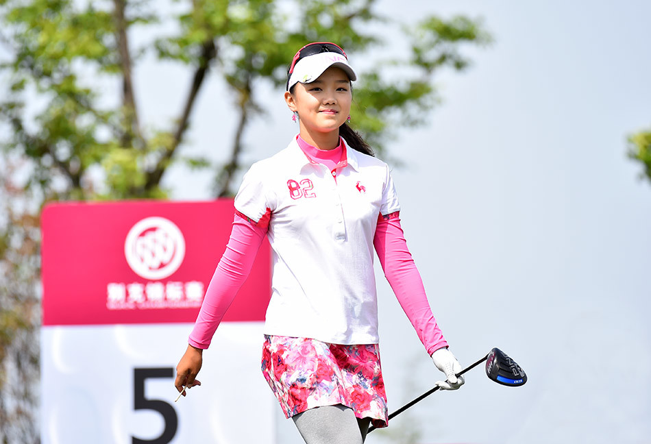 石昱婷目光坚定,自信阔步前行于赛场球道之上