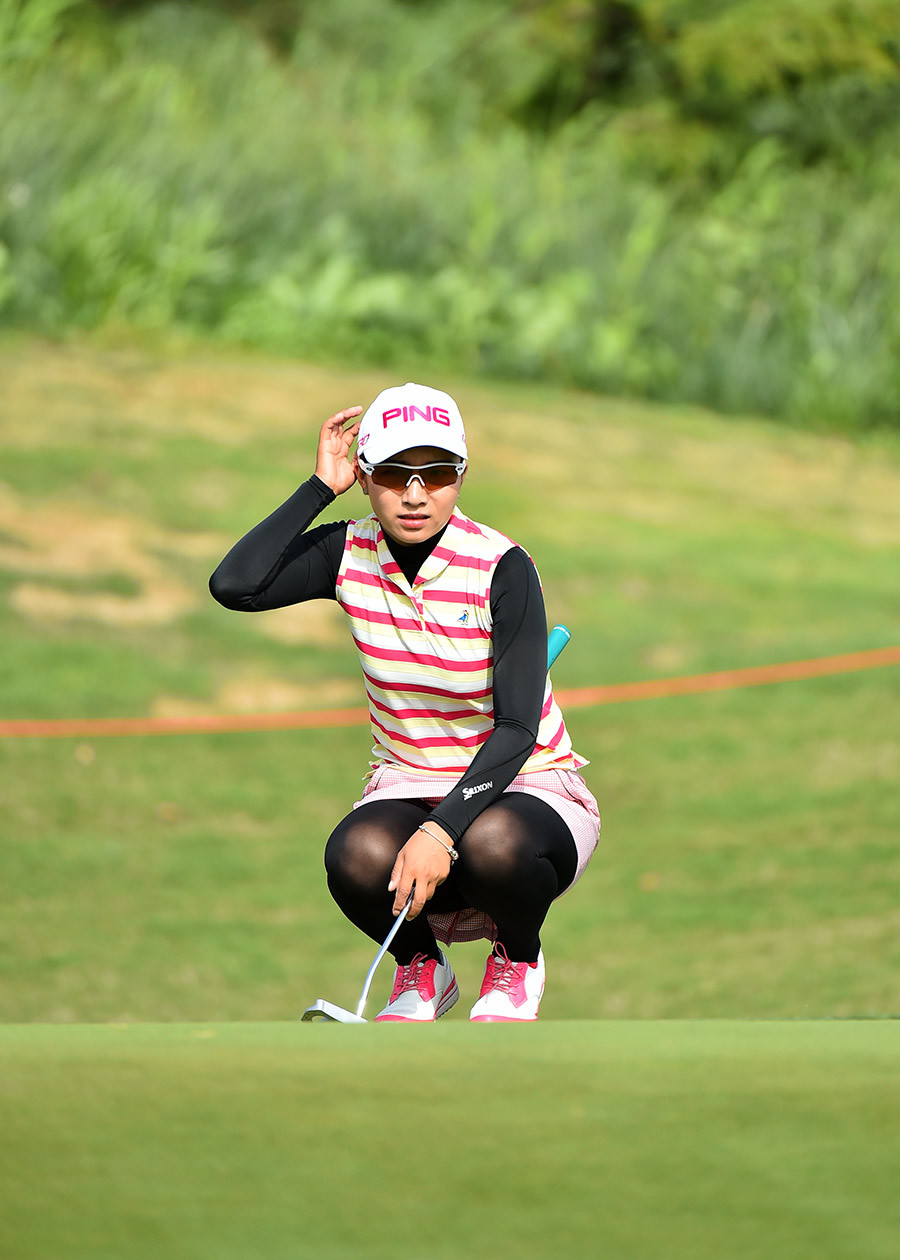 冯珊珊挥杆开球瞬间,动作流畅充满力量,目光紧随球路