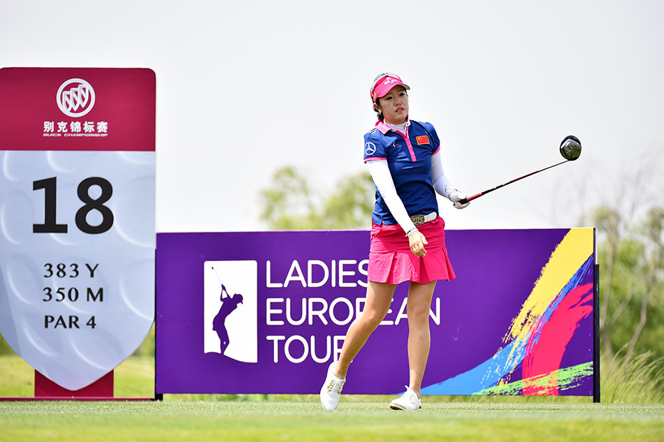 冯珊珊在赛场上驻足观望,眼神沉静地分析前方球道局势