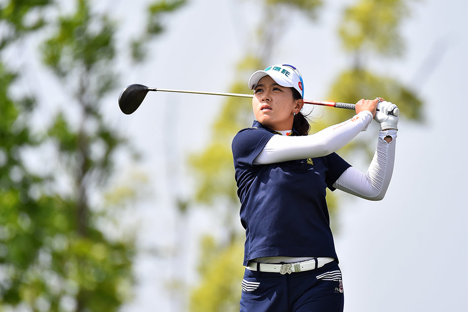 田红在比赛中认真研究击球线路,评估距离与障碍物位置