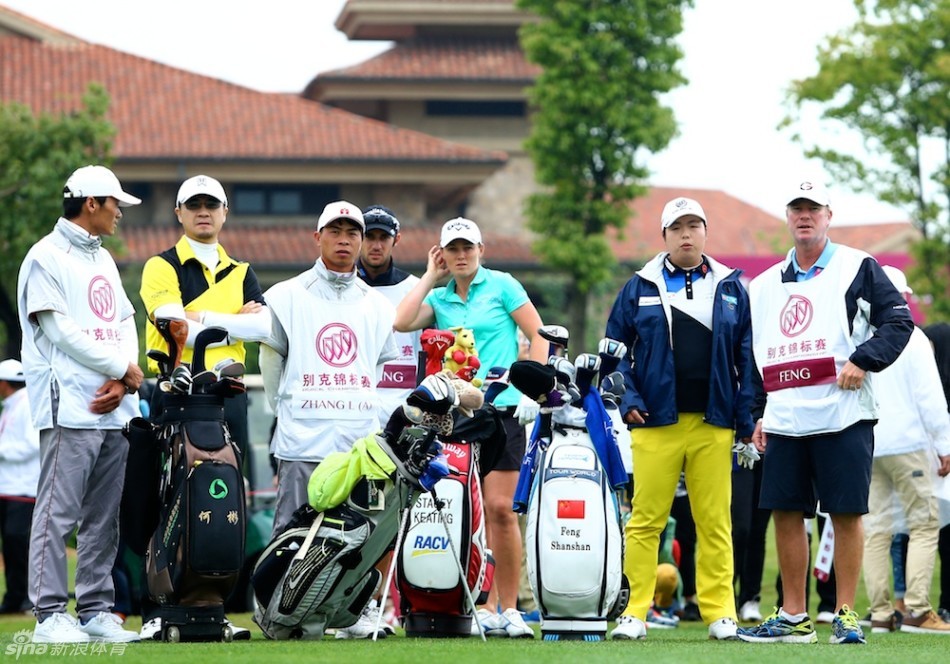 冯珊珊与同组选手及业余搭档在开球台前并肩站立，进行赛前交流