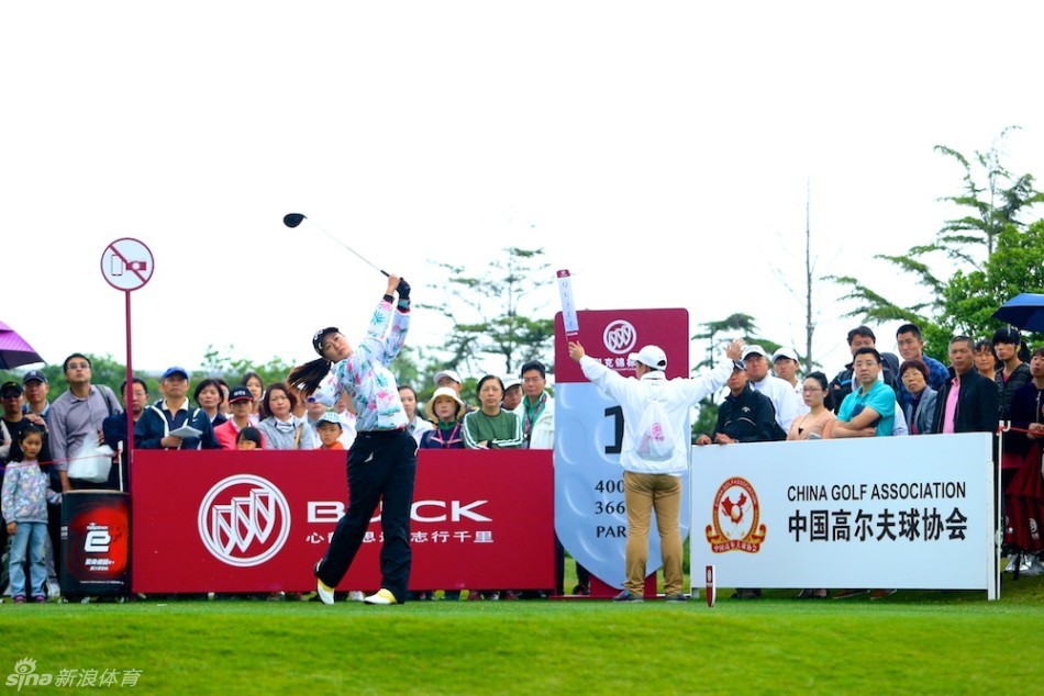 林希妤在练习果岭旁进行热身拉伸，神情轻松而专注