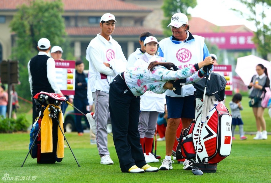 冯珊珊在比赛中优雅推杆，小球向着洞杯稳稳滚去