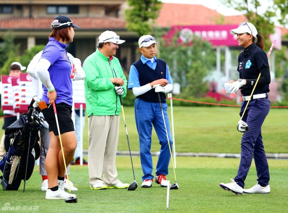 冯珊珊在球道上观察球位与果岭形势，为下一杆击球做出周密计划