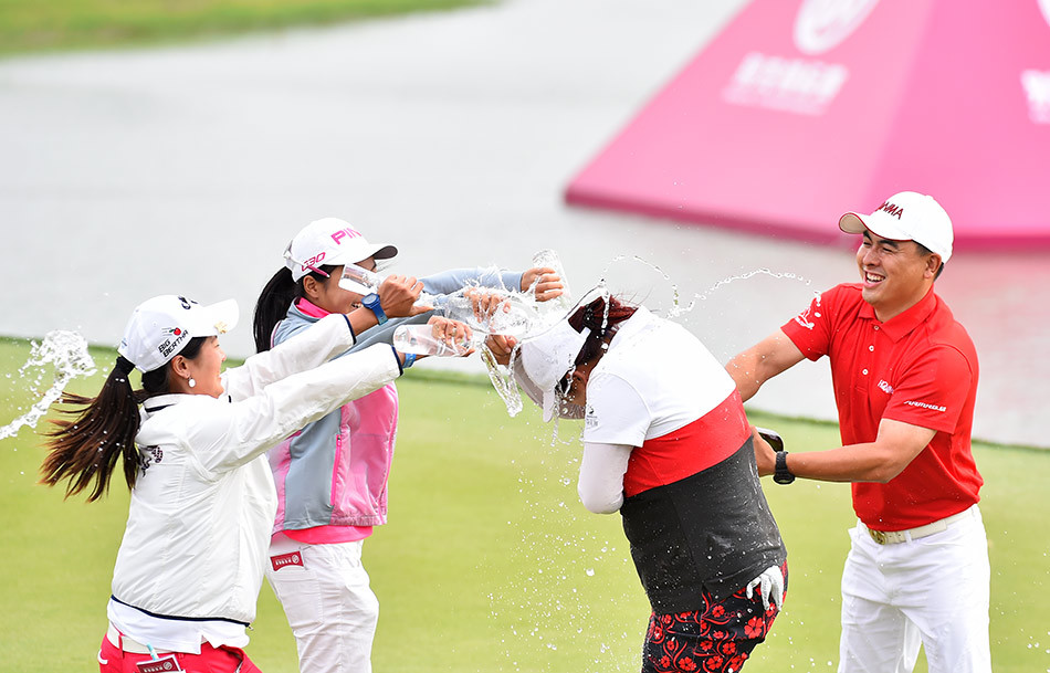 冯珊珊在果岭边专注推杆，眼神坚定，果岭起伏的线条与她的身影构成一幅竞技美图