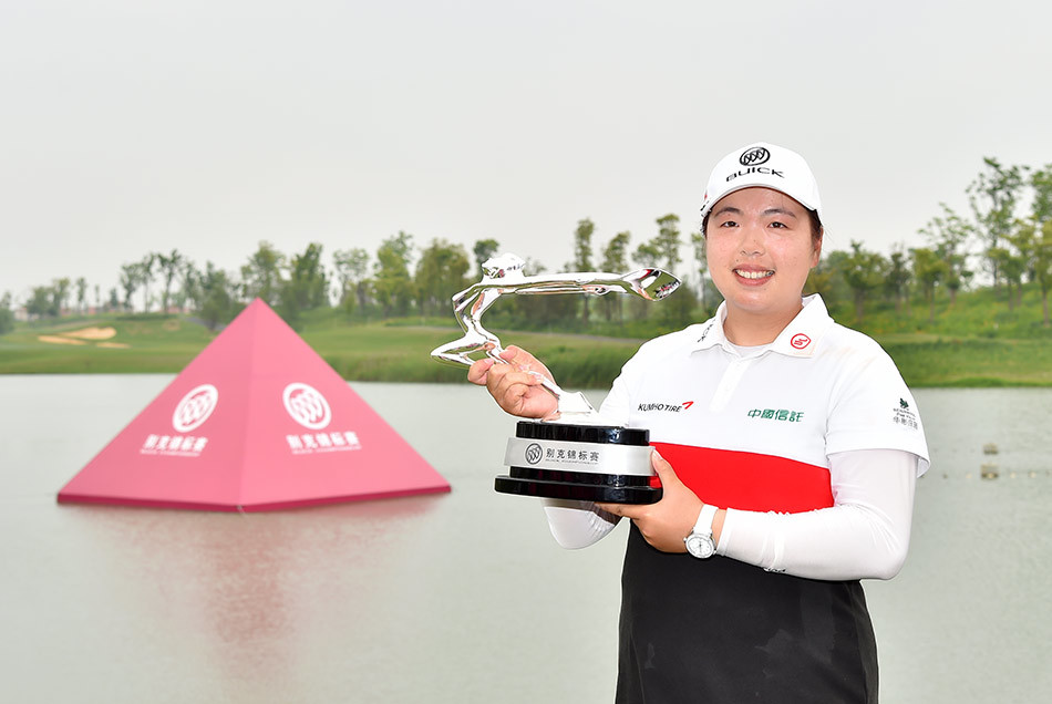 夺冠后欢乐的团队大合影，冯珊珊被队友和朋友们簇拥在中央， champagne庆祝气氛热烈