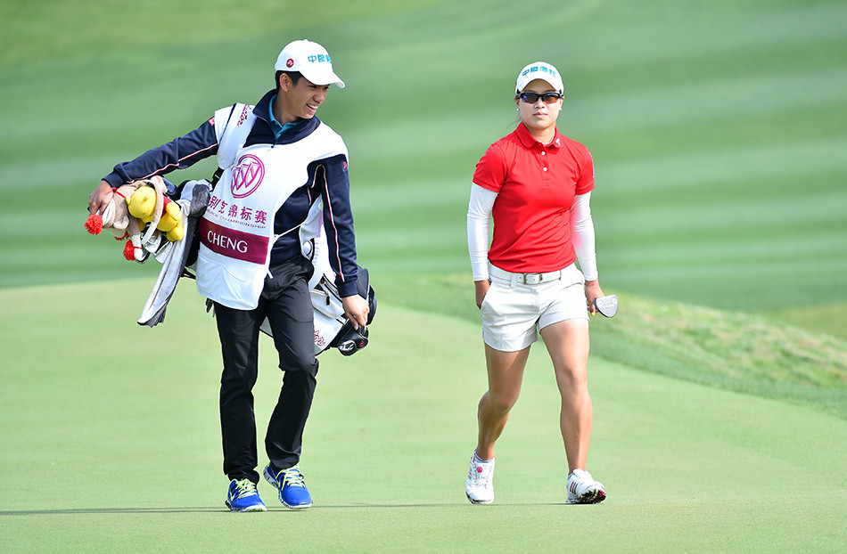 冯珊珊与同胞球手程思嘉一同展示奖杯，共同分享胜利的喜悦，象征着中国高尔夫力量的传承