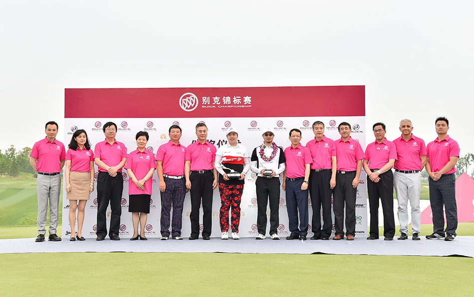 冯珊珊使用球道木进行进攻，全力挥杆的瞬间充满力量感，草坪在杆头冲击下飞舞