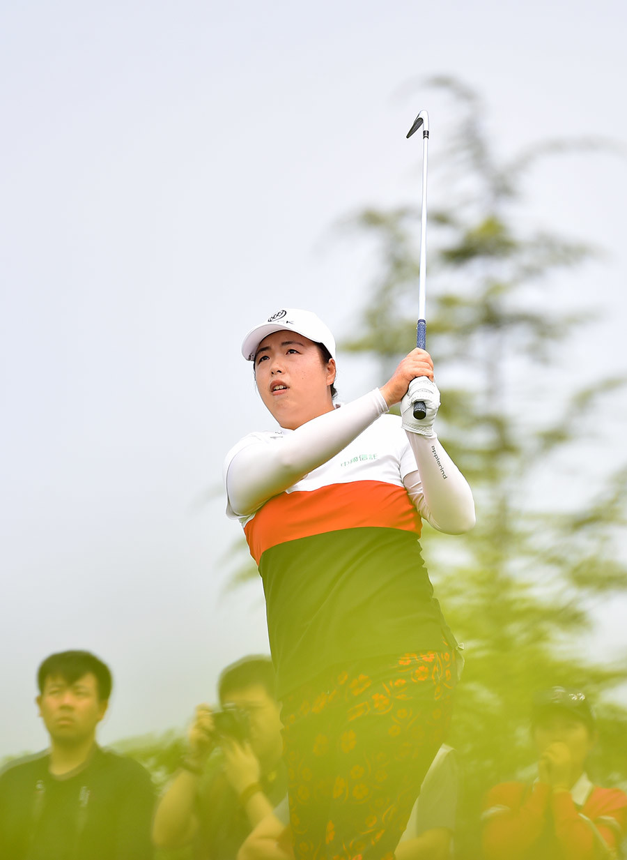 冯珊珊凝神准备推杆的关键一瞬，全场寂静，她的专注力成为决定胜负的无形力量