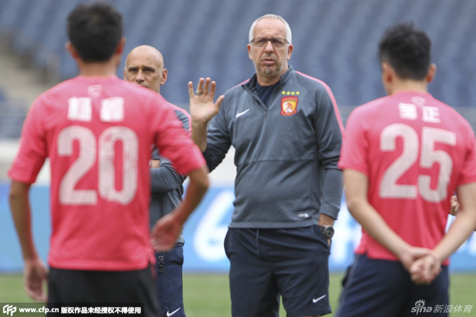 昔日悍将荣昊身披泰安队战袍,在训练场上露出标志性笑容,仿佛时光从未走远