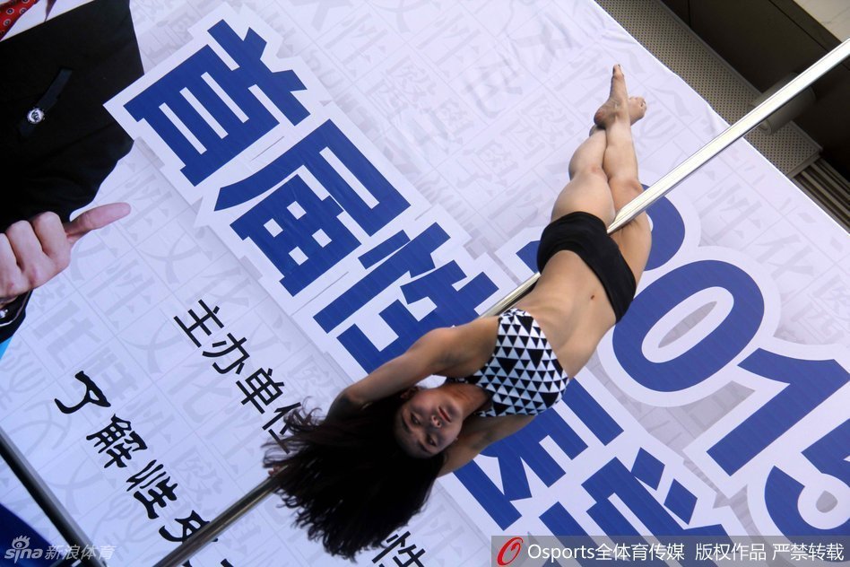 安徽街头上演激情钢管舞,美女模特比拼走秀性美女岁十四图片