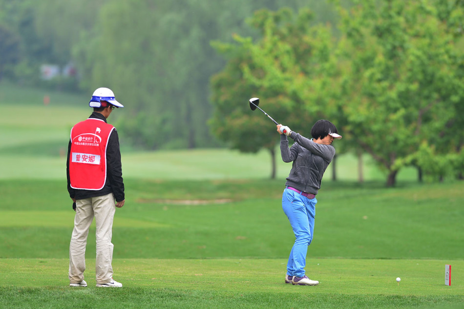 冀怡帆在关键时刻果断推杆，动作充满力量与决心，展现出女球员的强劲竞争力