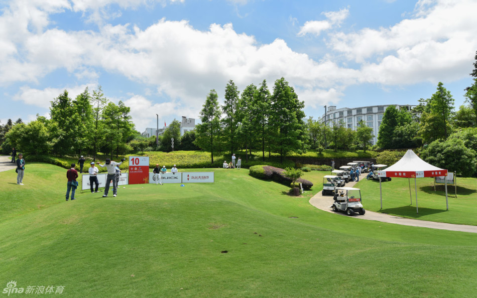 赛前欢迎晚宴，所有参赛队伍领队身着队服，于古典厅堂内并肩而立，留下充满期待与友谊的集体合影。