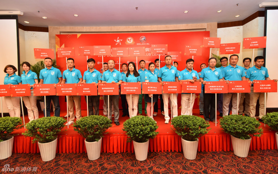 极具特色的徽派建筑前，全体参赛领队手持球杆摆出挥杆姿势，传统文化与现代运动在此创意结合。