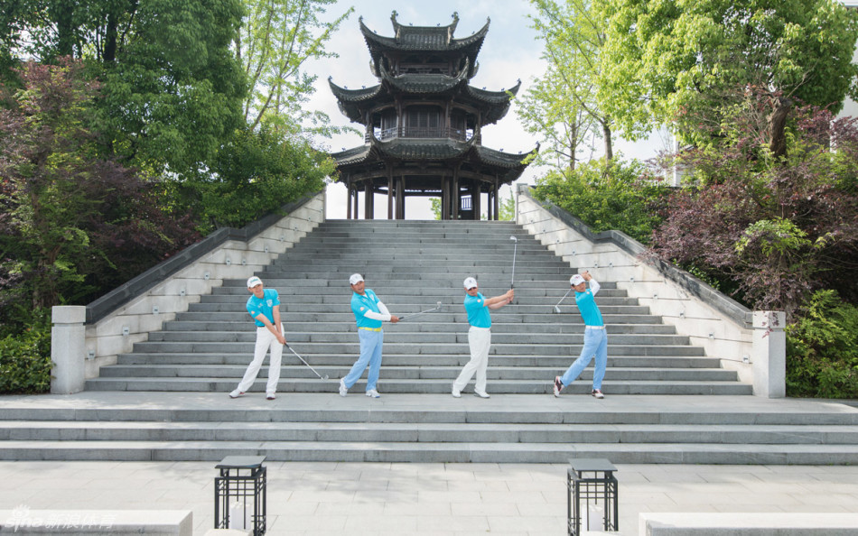 女子球员在1号洞发球台优雅挥杆，身姿挺拔，球杆划出流畅弧线，背景是开阔的绿茵与远山。