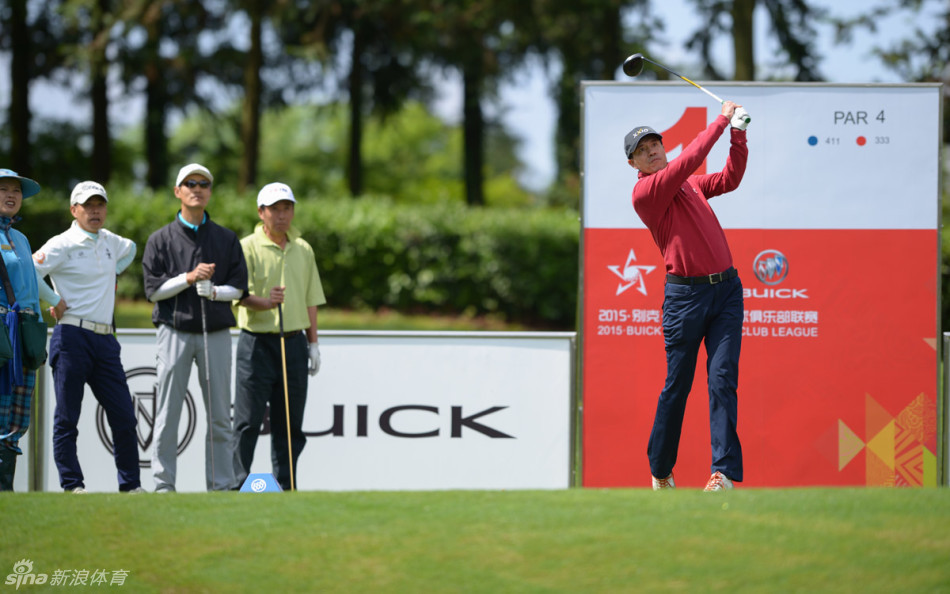 球员在印月桥上专注击球，小桥流水与远处的绿岛构成如画背景，球杆挥起瞬间充满诗意。