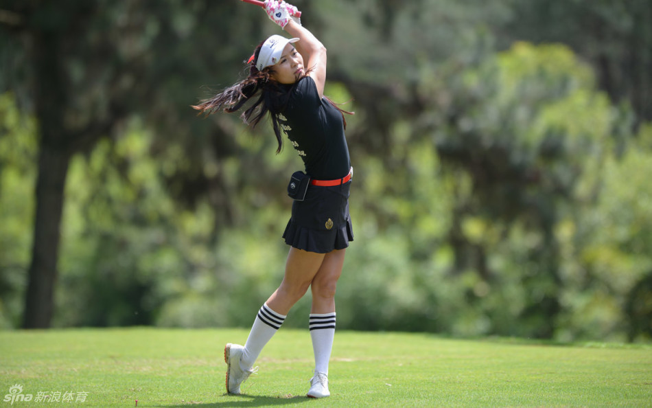 10号洞发球台，球员在全神贯注地准备开球，背景是宽阔的球道与挑战性的沙坑障碍。