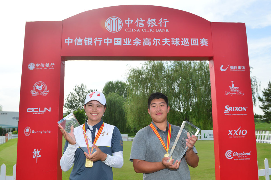 双星辉映：本届赛事男女冠军杨伊农与莫宝华手持奖杯，单独合影。男孩笑容爽朗，女孩含蓄自信，两座奖杯在他们手中熠熠生辉，象征着新生代球员的崛起与传承。