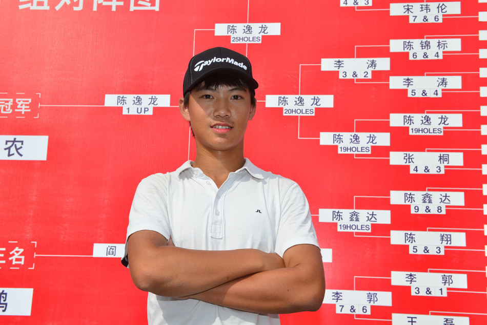 巅峰时刻：男子组冠军杨伊农与女子组冠军莫宝华并肩而立，手捧奖杯，身后是本届赛事的所有获奖选手，一张张年轻的脸庞上写满了喜悦与自豪，共同定格了这个属于他们的荣耀午后。