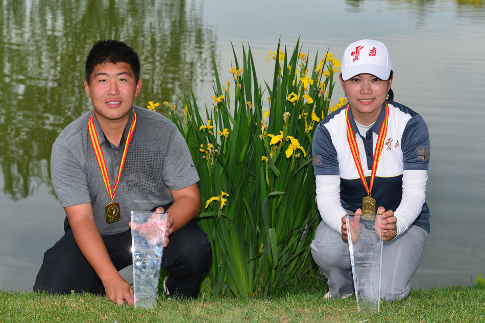 完美收杆：莫宝华完成一次优雅的挥杆，动作流畅而稳定，球杆在空中划出圆满的弧线。她的身体重心完成转移，目光追随着小球飞行的方向，整个姿态充满了力量与美感，是刻苦训练的最佳印证。
