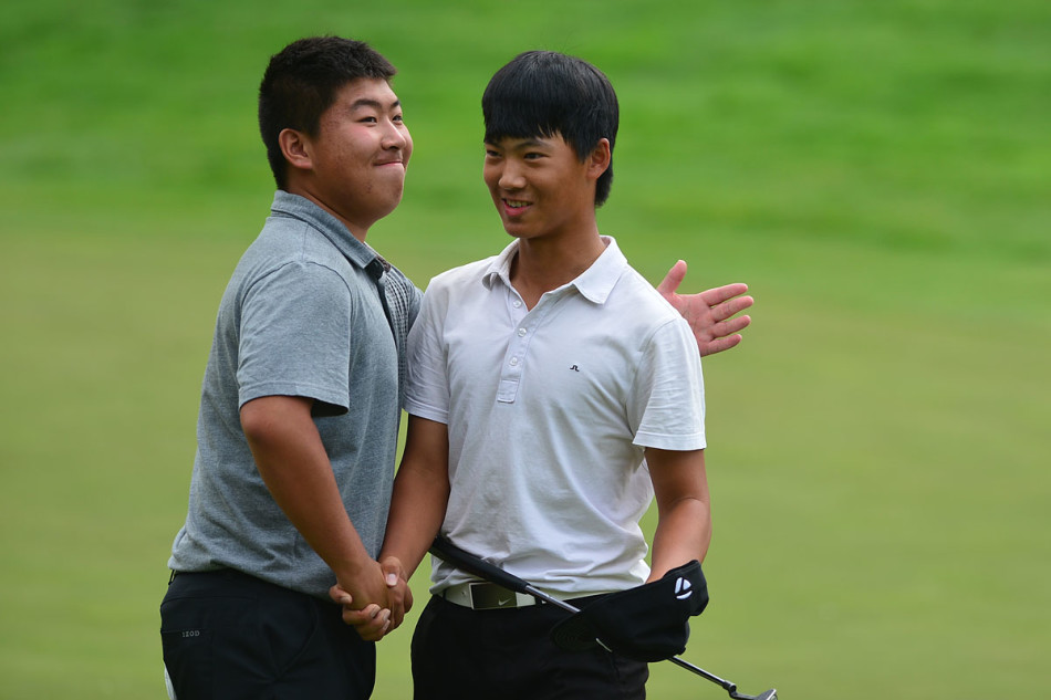 并肩奋战：刘艳与王文妍在球道上并肩行走，她们一边前行一边交流，神情轻松而专注。背景是开阔的球场，这画面完美诠释了青少年赛事中竞争与友谊并存的宝贵精神。