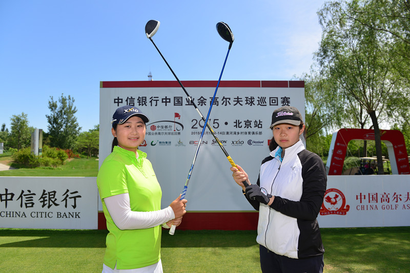 棋逢对手：杨伊农与陈逸龙在果岭边同框，两人虽为决赛对手，此刻却面露微笑。杨伊农目光沉静，手握推杆；陈逸龙神态轻松，一场激战过后，英雄相惜的气氛在绿茵上悄然流淌。