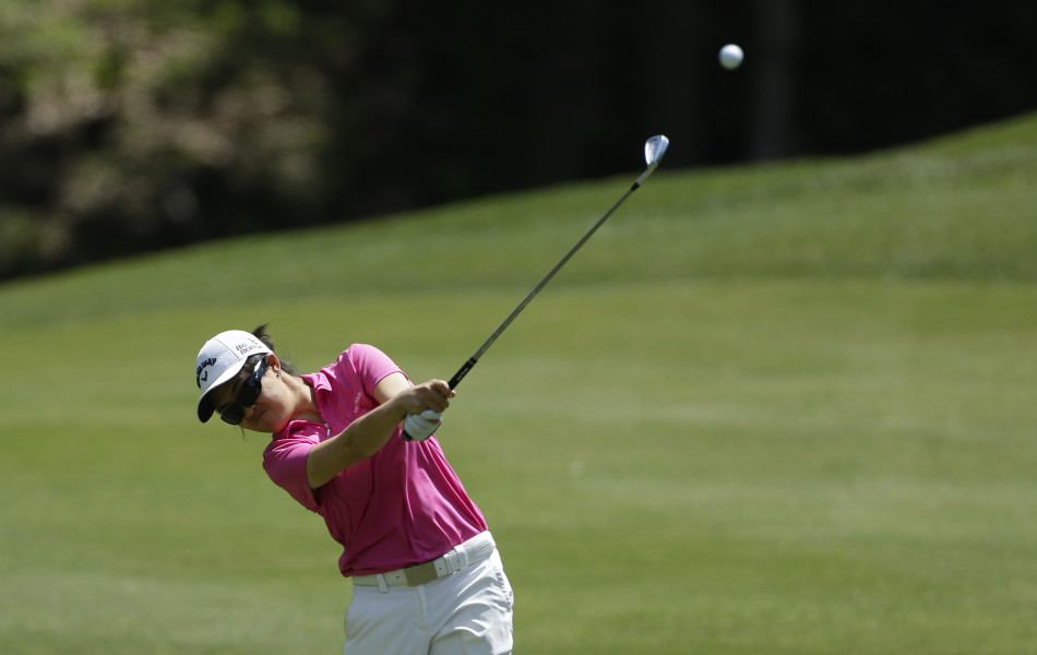 封悦挥杆动作完整流畅，身体舒展如弓，眼神锐利地锁定远方落点