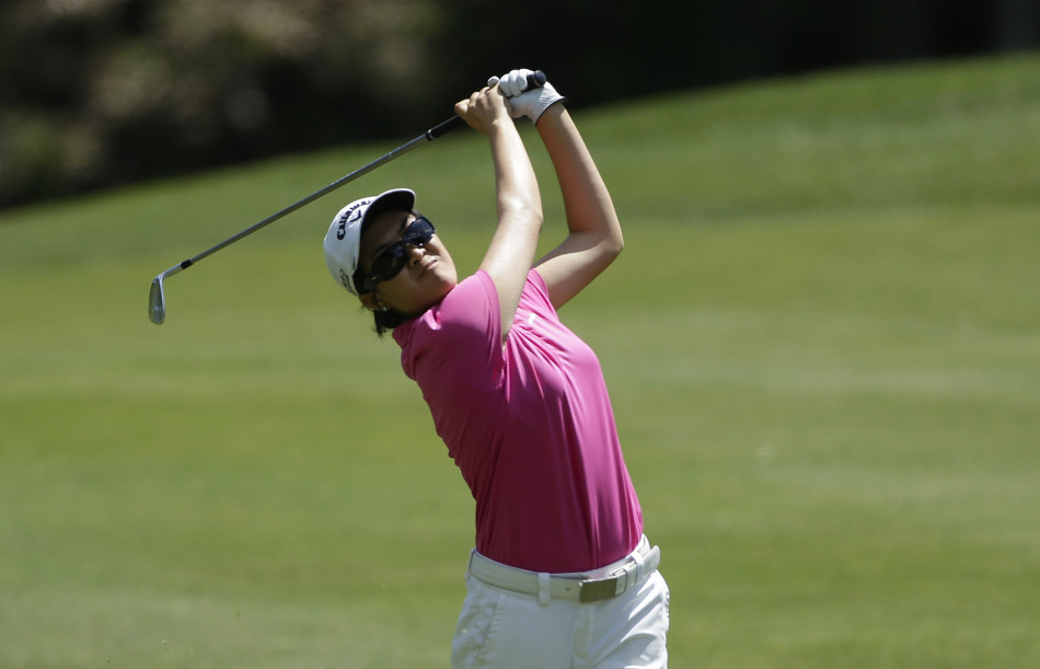 布里特妮-林希科姆在球道中稳健击球，姿态放松却充满控制力