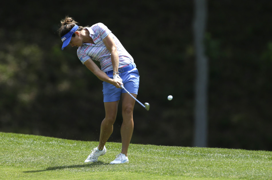 保拉-克里默完成收杆后傲然挺立，嘴角带着自信的微笑，尽显冠军风范