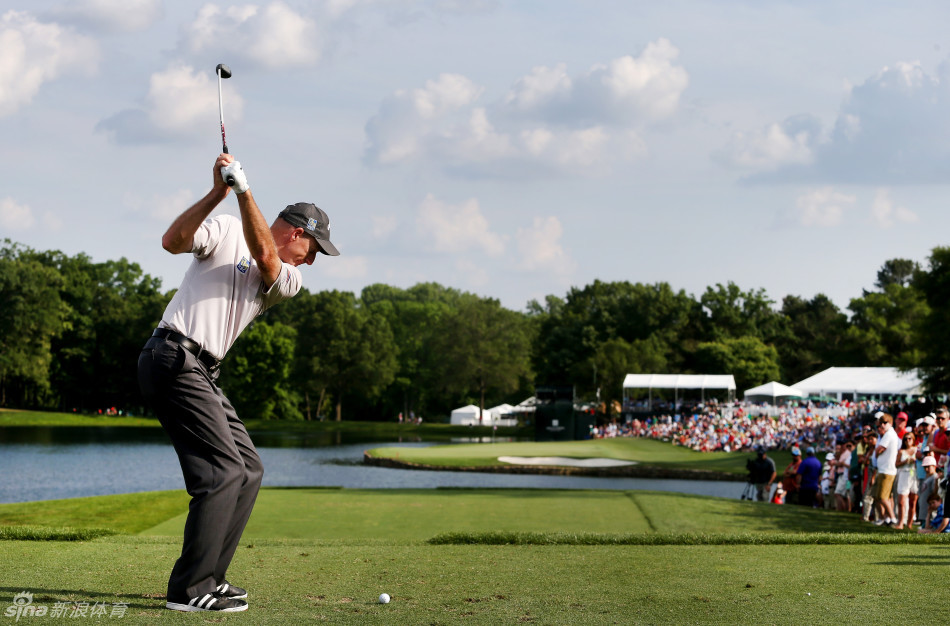 福瑞克在果岭边全神贯注地观察线路,准备一记精巧的切杆,试图让小球靠近洞杯。