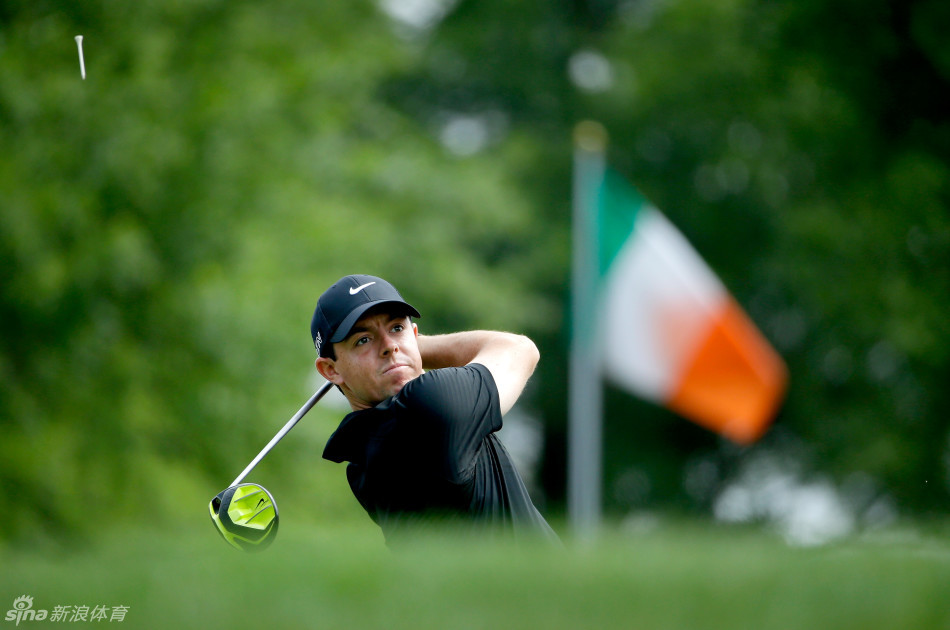 麦克罗伊在比赛中沉稳观察,评估球位与风向,为下一杆关键击球做出决策。